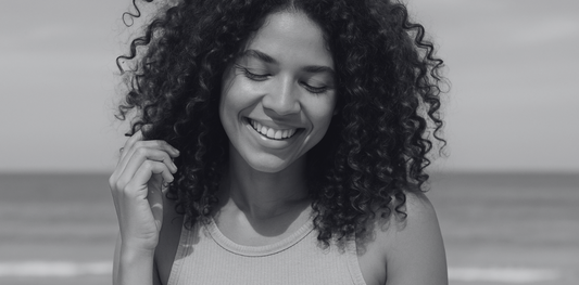 Cheveux bouclés : comment garder de belles boucles en vacances ?