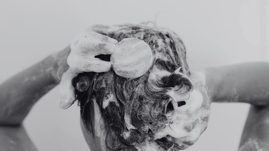 Cheveux bouclés : comment nourrir et définir ses boucles sans les alourdir