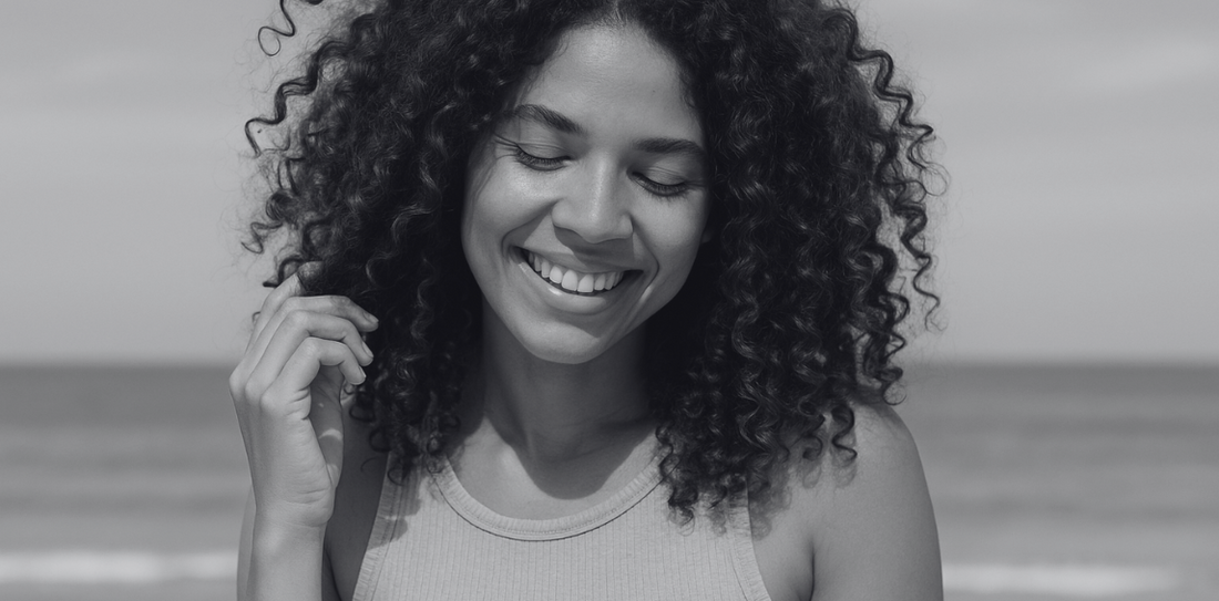 Cheveux bouclés : comment garder de belles boucles en vacances ?
