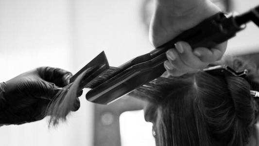 Au centre de l'image, un ensemble de cheveux stylisés représente la notion de "lissage brésilien", une technique de coiffure populaire visant à rendre les cheveux plus lisses et plus faciles à gérer. Les cheveux parfaitement lissés 
