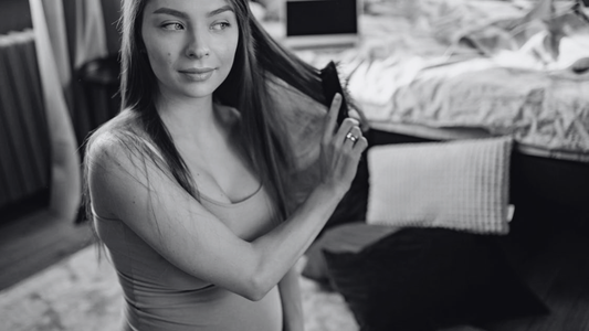 Cheveux gras : routines et soins pour réguler le sébum